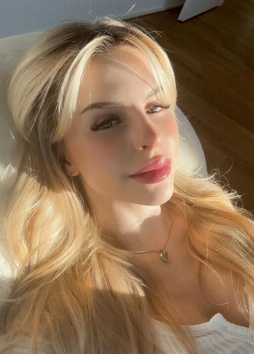 Eindeutig eine dumme geile Botox Schlampe