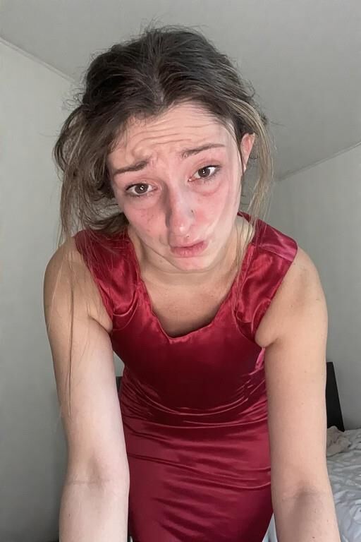Frauen in Satinkleidern