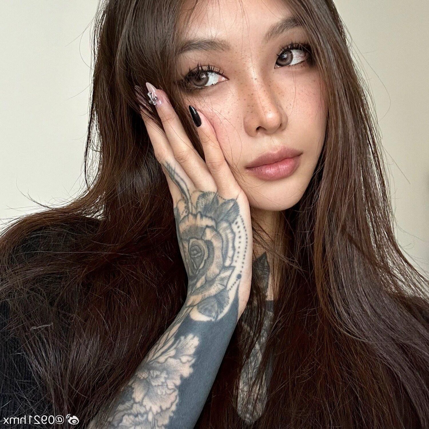 Chinesische asiatische Goth Baddie Schlampe
