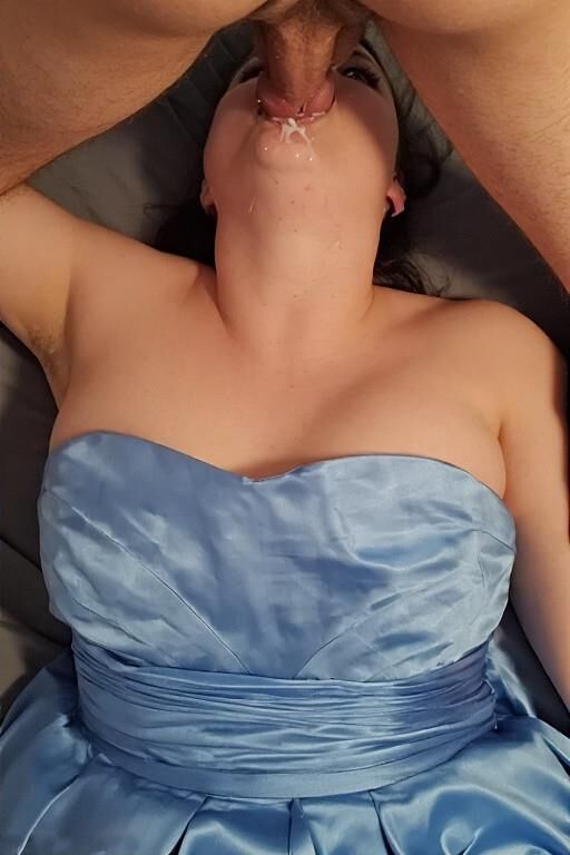 Frauen in Satinkleidern