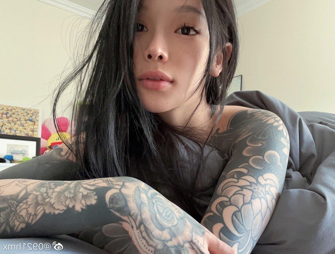 Chinesische asiatische Goth Baddie Schlampe