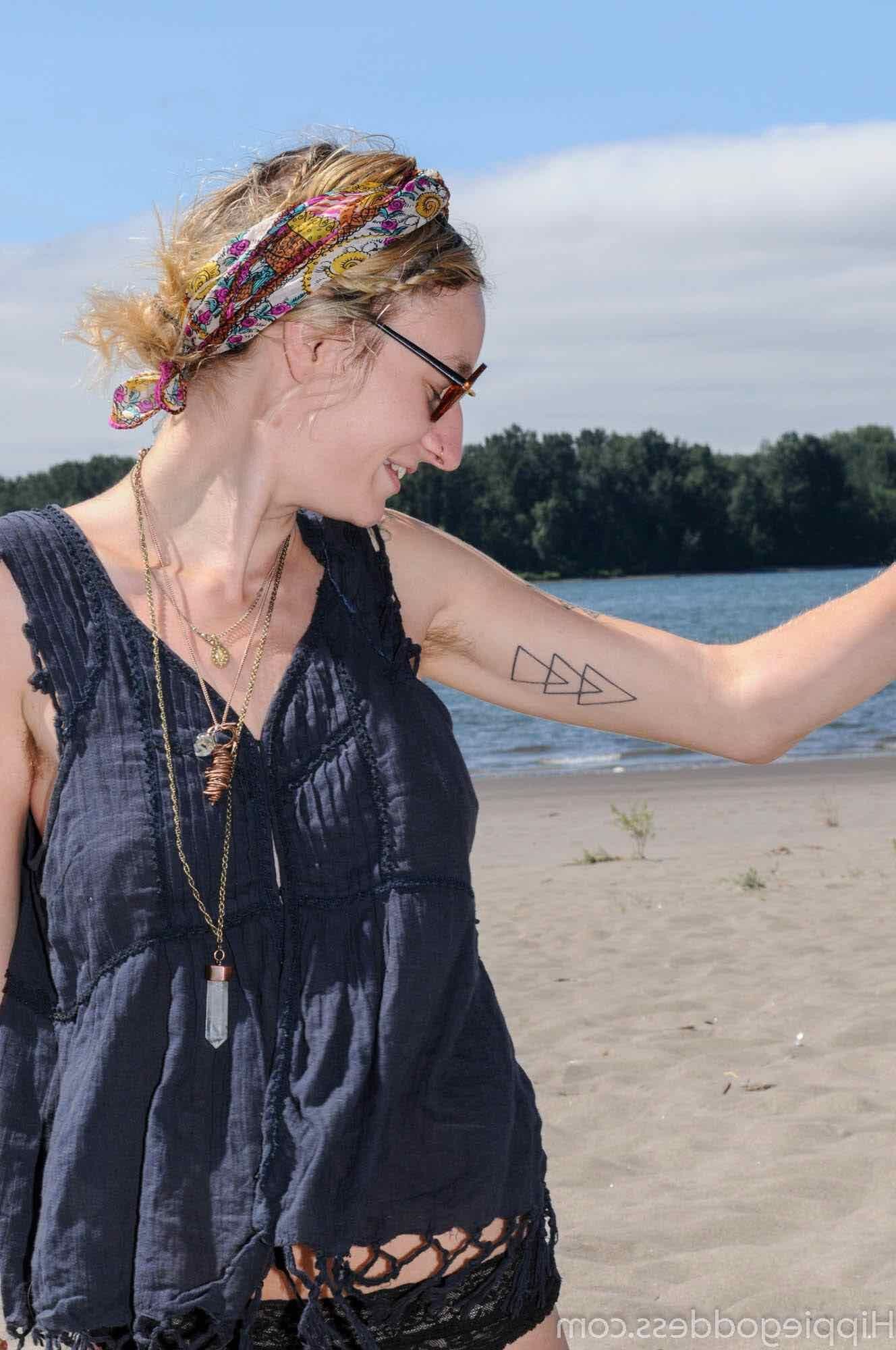 Hippiegoddess Andromeda sexier, wenn sie nackt ist