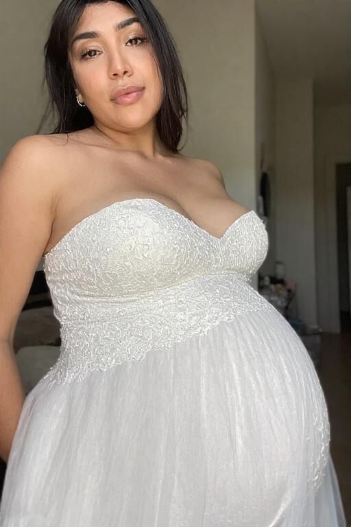Schwangere Latinas in Brautkleidern