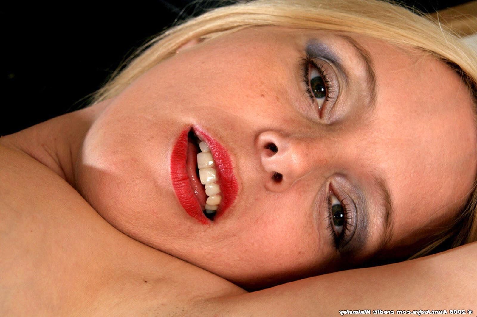 Lucy Gresty Heiße reife britische blonde Schüttelfrost in der Küche
