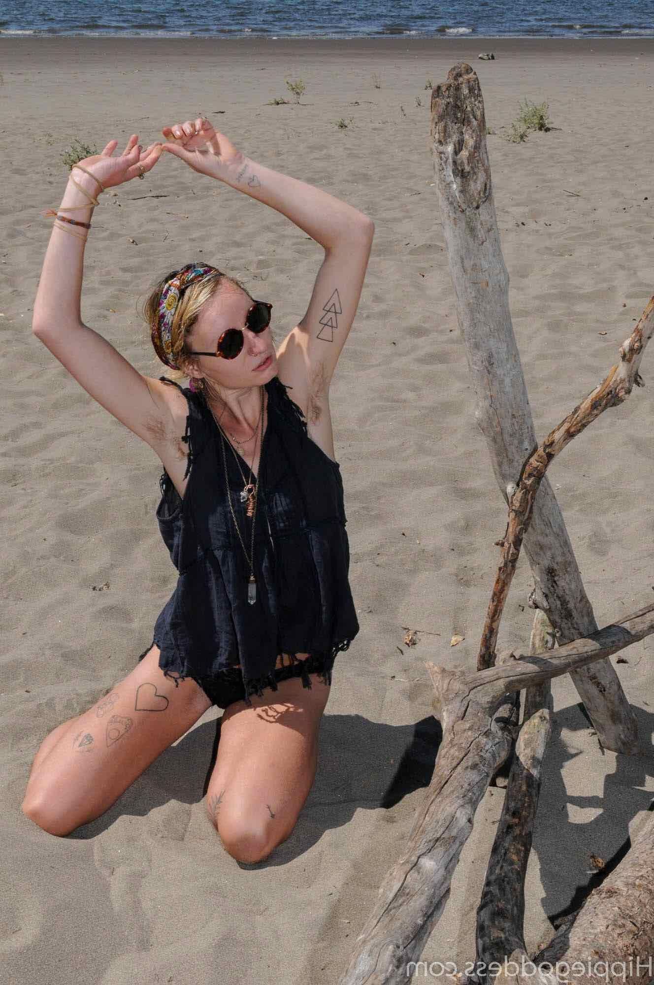 Hippiegoddess Andromeda sexier, wenn sie nackt ist