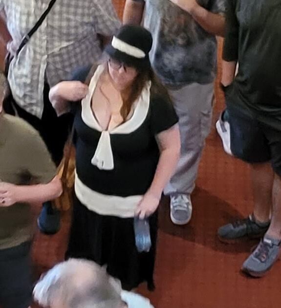 Downblouse una nena tetona con tacones en público (sincero)