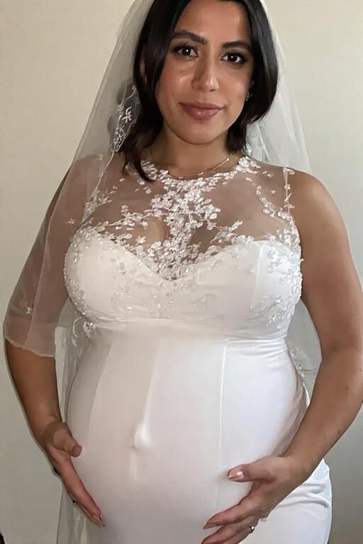 Schwangere Latinas in Brautkleidern