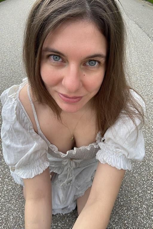 Frauen in niedlichen Kleidern sehen zu dir auf