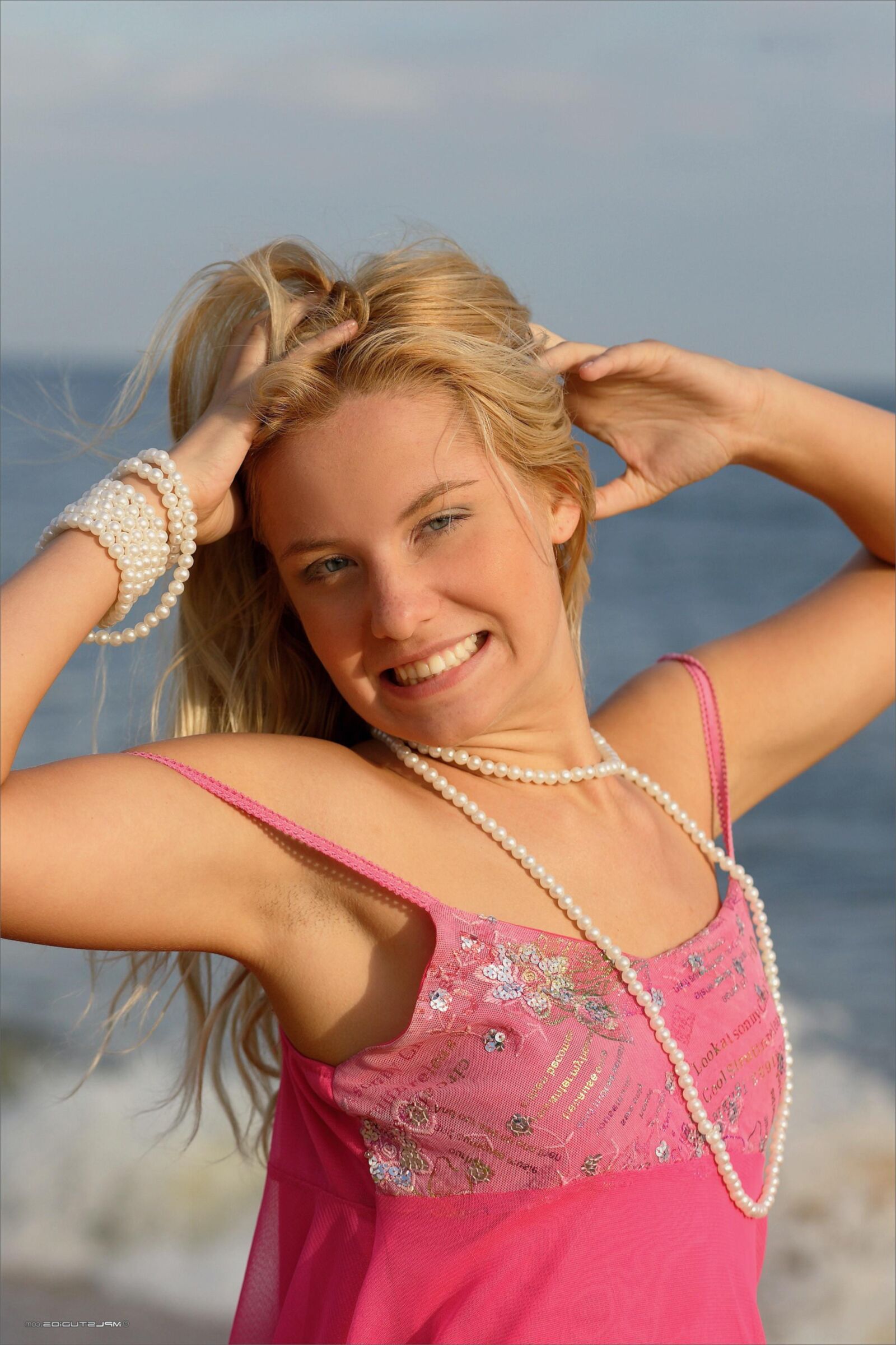 MPLStudios ANUETTA Sharing photographs