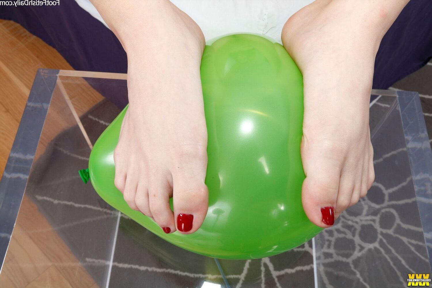 Lexi Belle talented toes