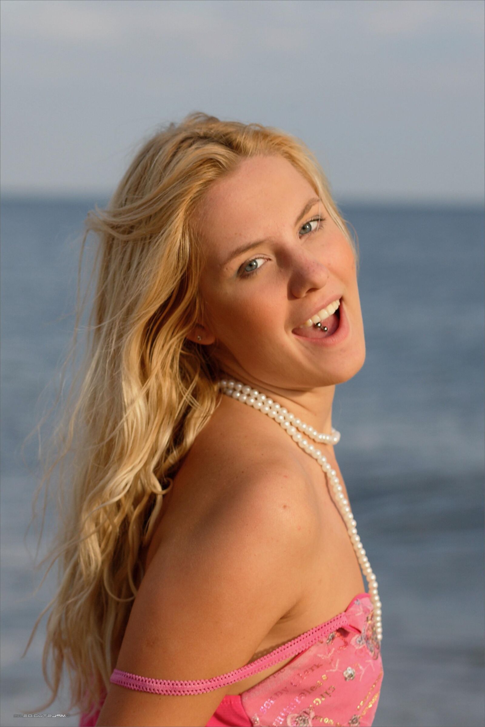 MPLStudios ANUETTA Sharing photographs