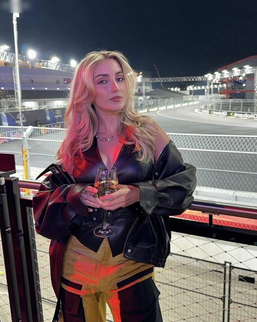 Emelia Sexy Beauty Curvy Blonde Youtuber Mechanic Girl Mixed Hot