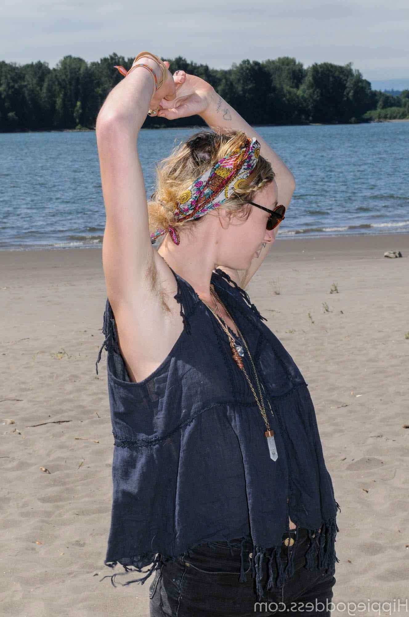 Hippiegoddess Andromeda sexier, wenn sie nackt ist