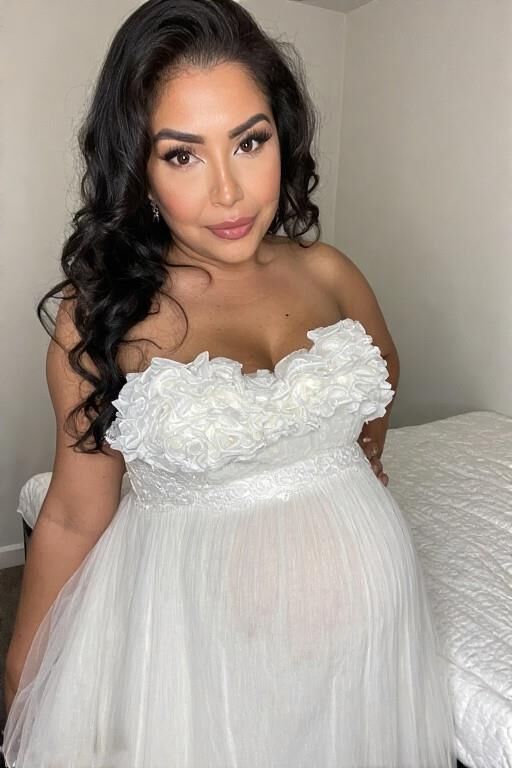 Schwangere Latinas in Brautkleidern