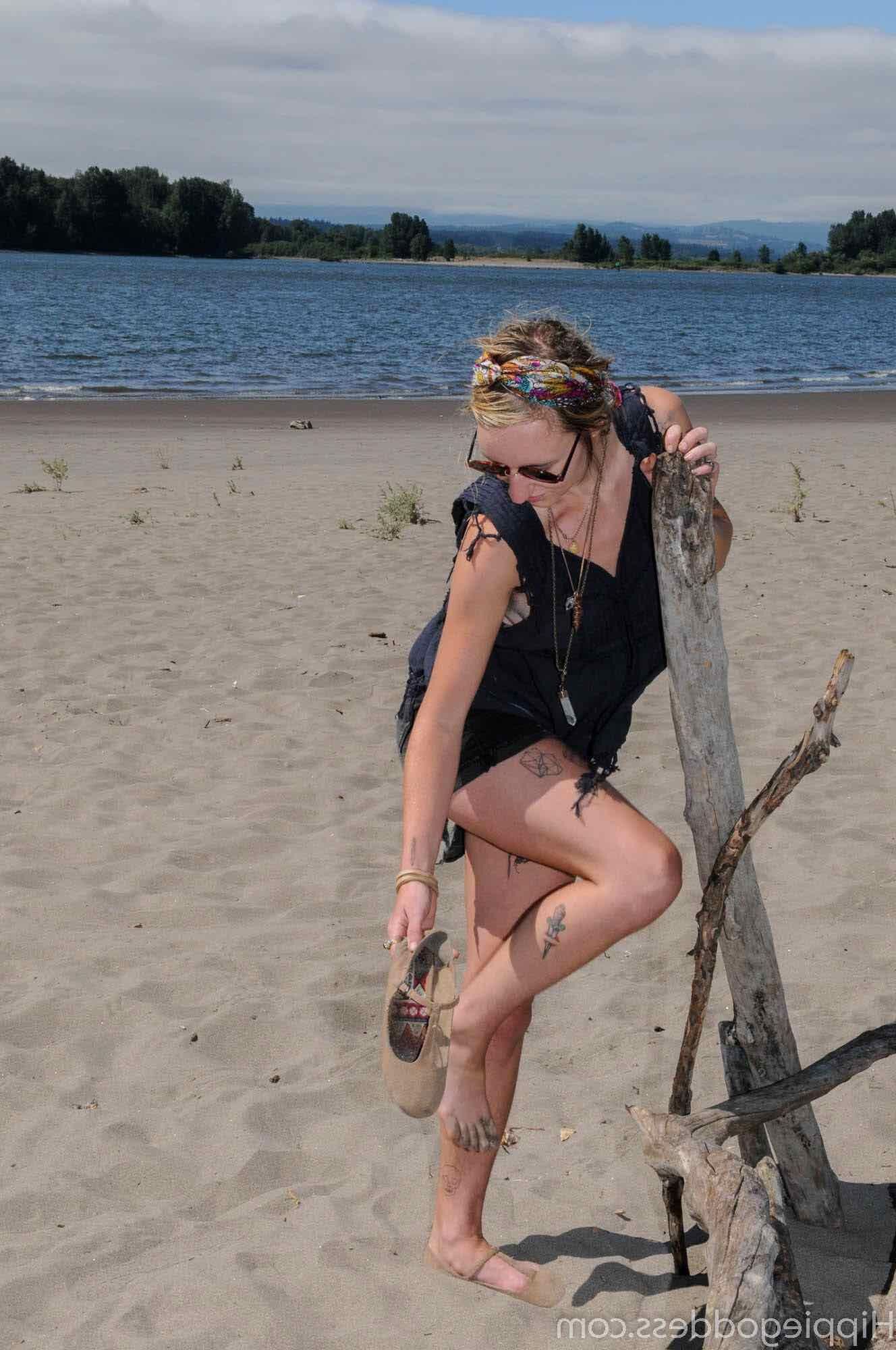Hippiegoddess Andromeda sexier, wenn sie nackt ist