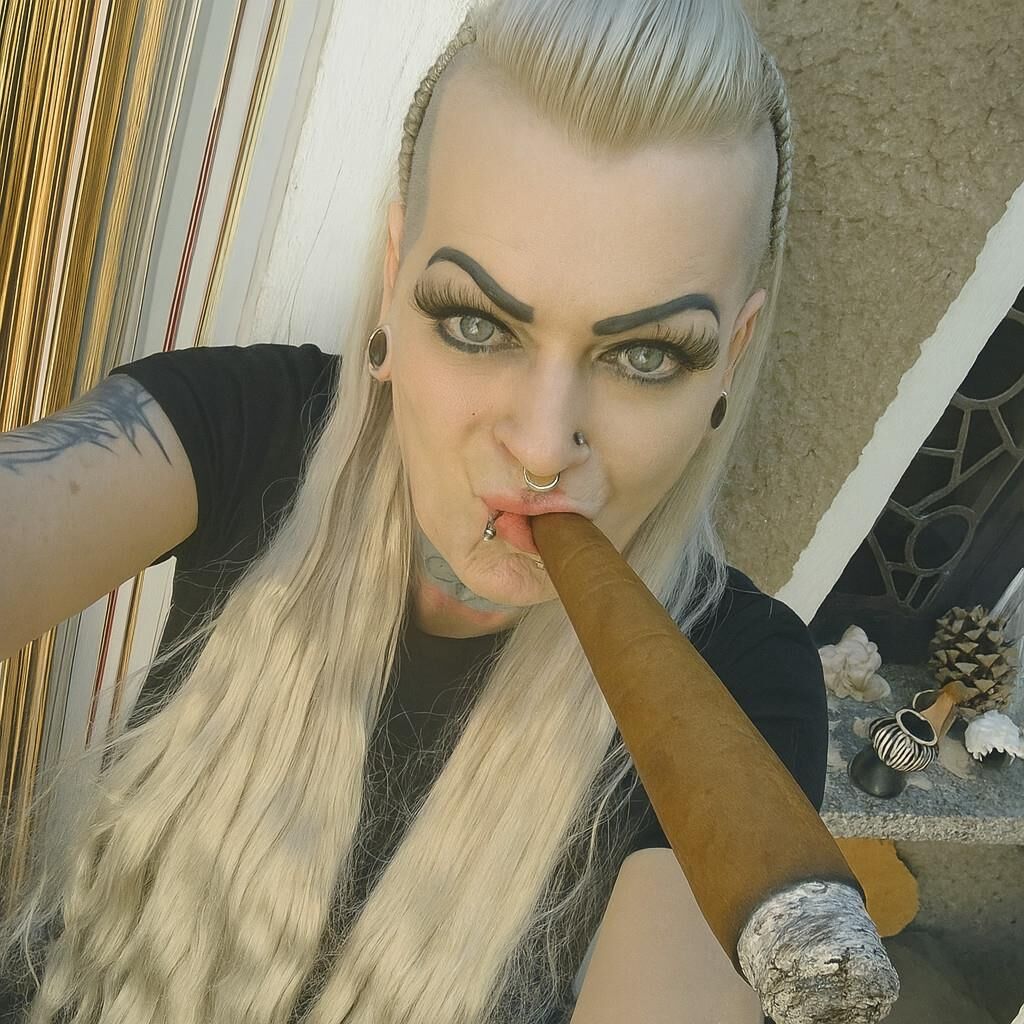 KI riesige Zigarrenbilder des Tages