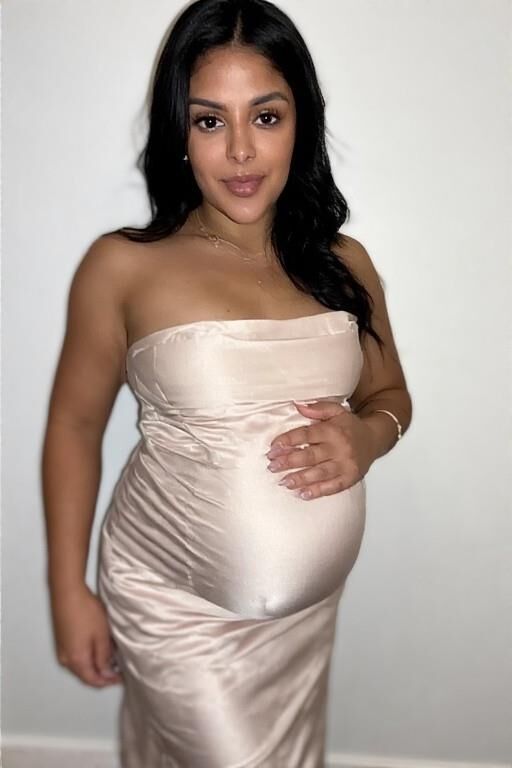 Schwangere Latinas in Brautkleidern