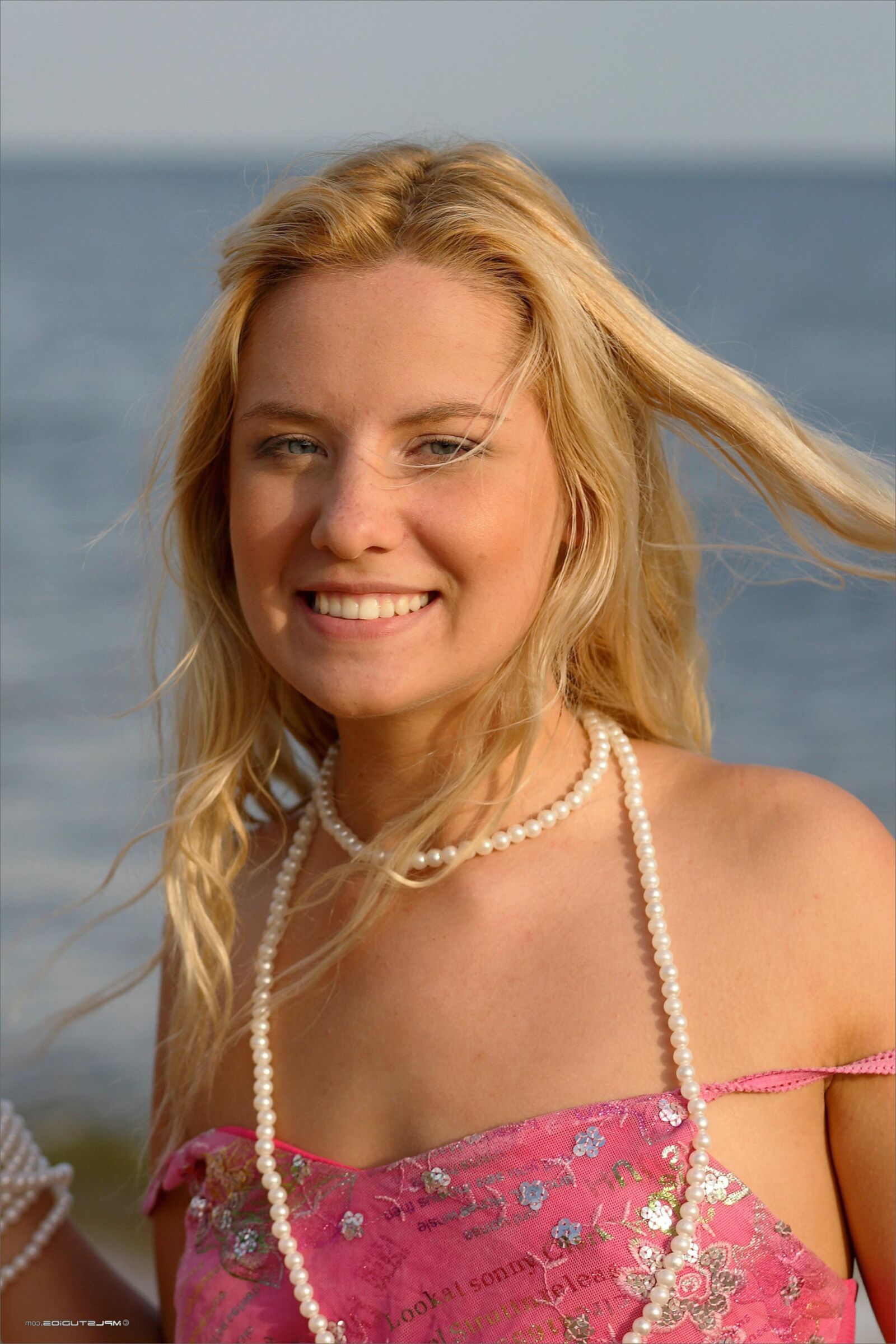 MPLStudios ANUETTA Sharing photographs