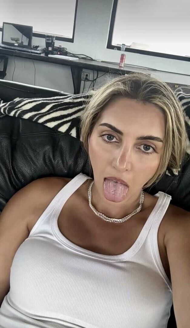 Emelia Sexy Beauty Curvy Blonde Youtuber Mechanic Girl Mixed Hot