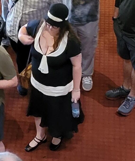 Downblouse una nena tetona con tacones en público (sincero)