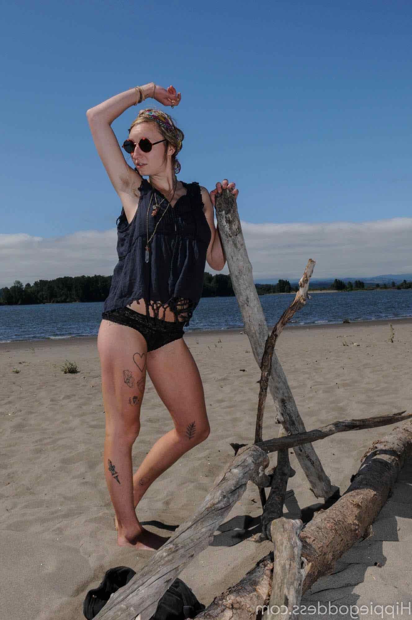 Hippiegoddess Andromeda sexier, wenn sie nackt ist