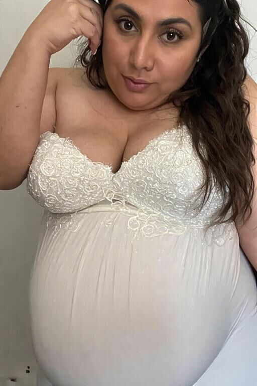 Schwangere Latinas in Brautkleidern