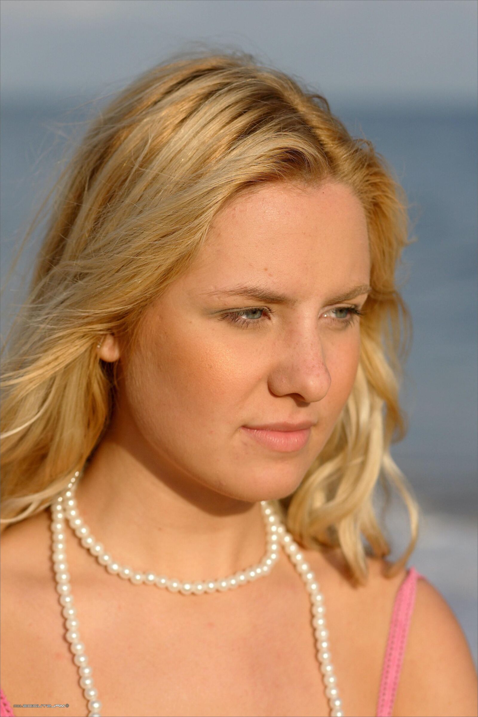 MPLStudios ANUETTA Sharing photographs