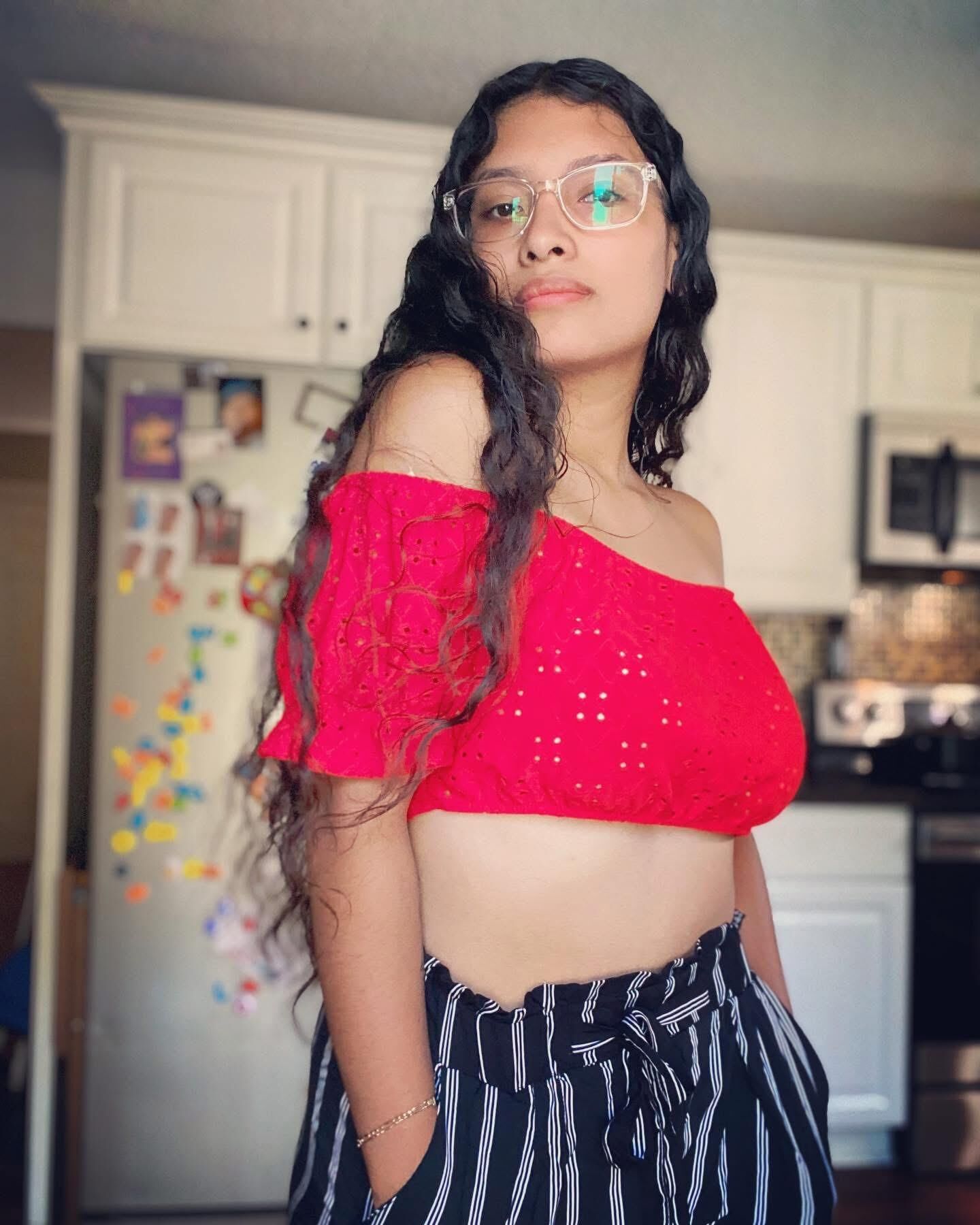 Lindo Latina GF tiene un buen culo grande y tetas sexys