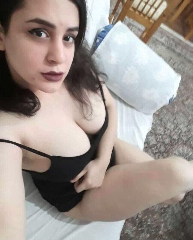 mujer árabe tetona