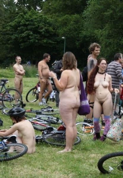 Peligradores de bicicletas nerdes Rideo en bicicleta desnuda