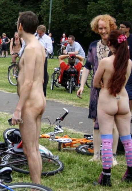 Peligradores de bicicletas nerdes Rideo en bicicleta desnuda