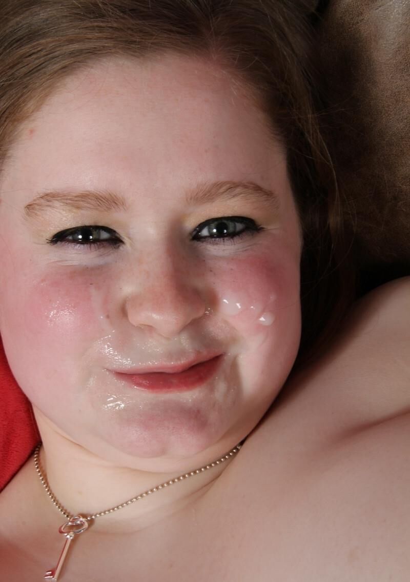 Délicieuse Jeune Truie Rousse à Grosses Mamelles Suceuse de Bite