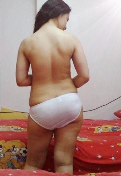 mujer árabe tetona