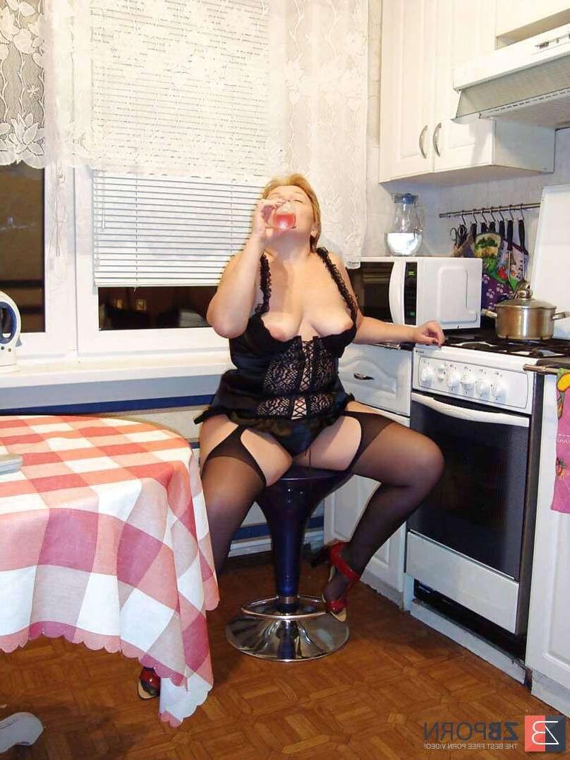 彼女のキッチンだけでなく、彼女のキッチンで成熟した女