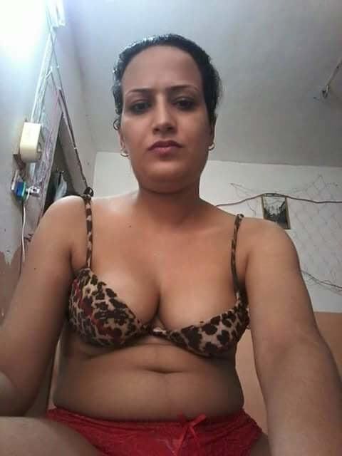 mujer árabe tetona