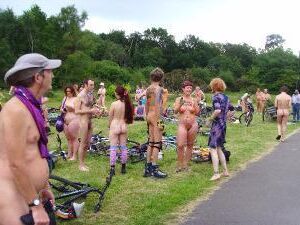 Peligradores de bicicletas nerdes Rideo en bicicleta desnuda