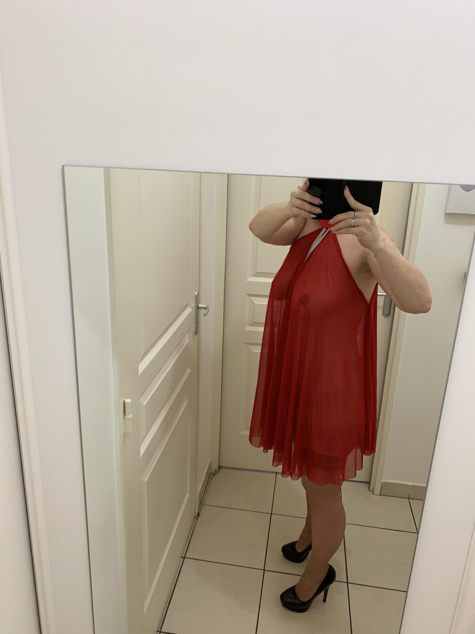 家でフランス人の妻を突き刺した