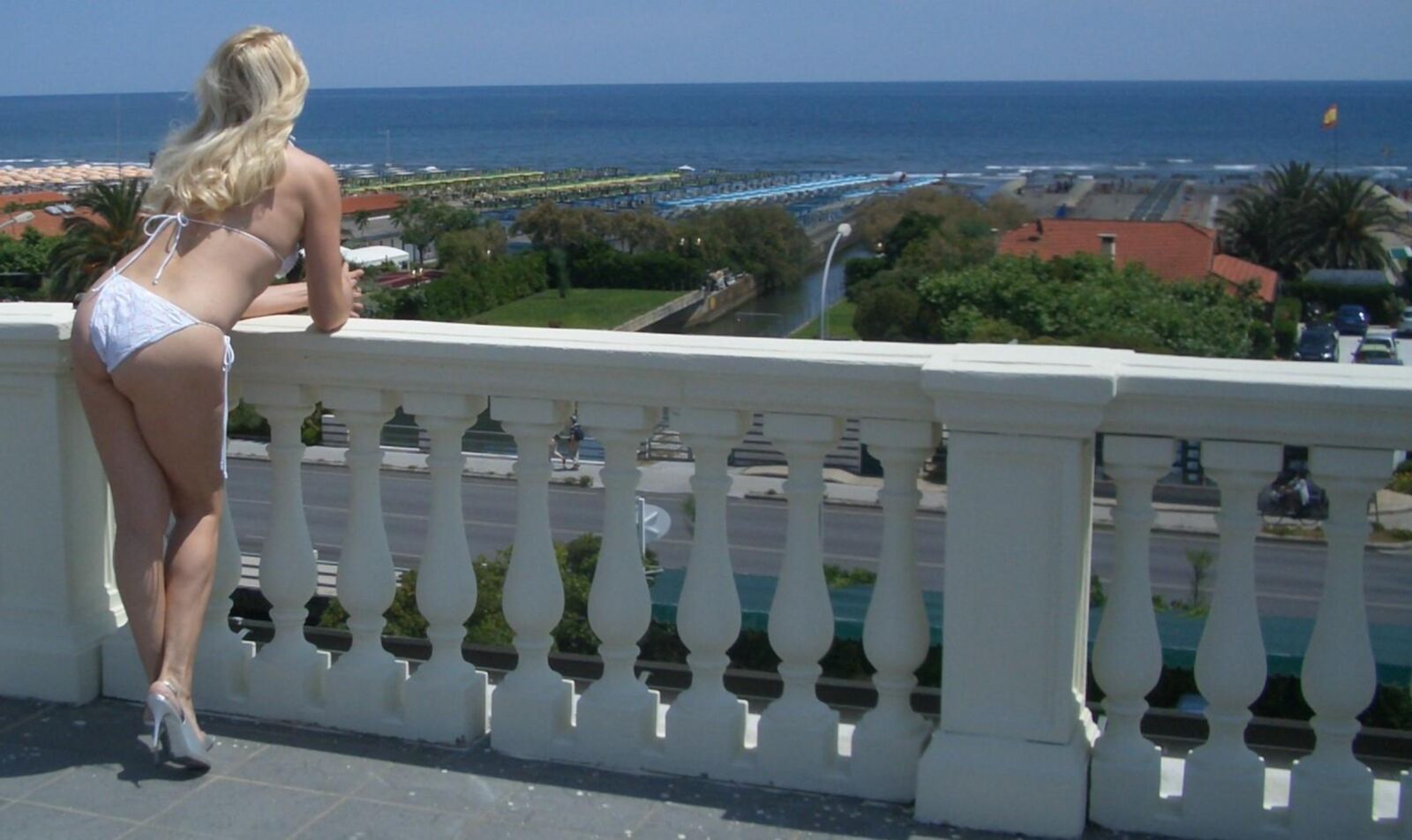 Public nudity in a hotel solarium