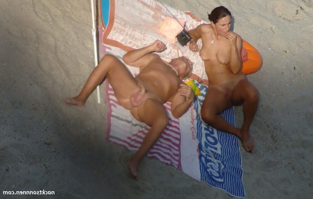 Nudes sur la plage