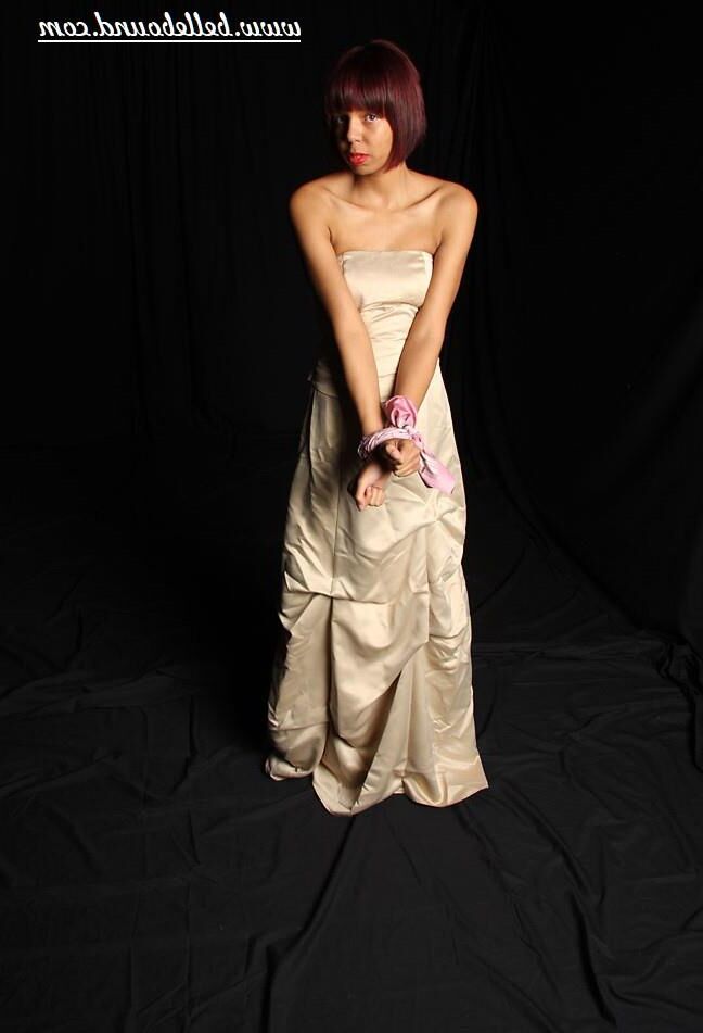 Chanti amarrado em vestido de marfim