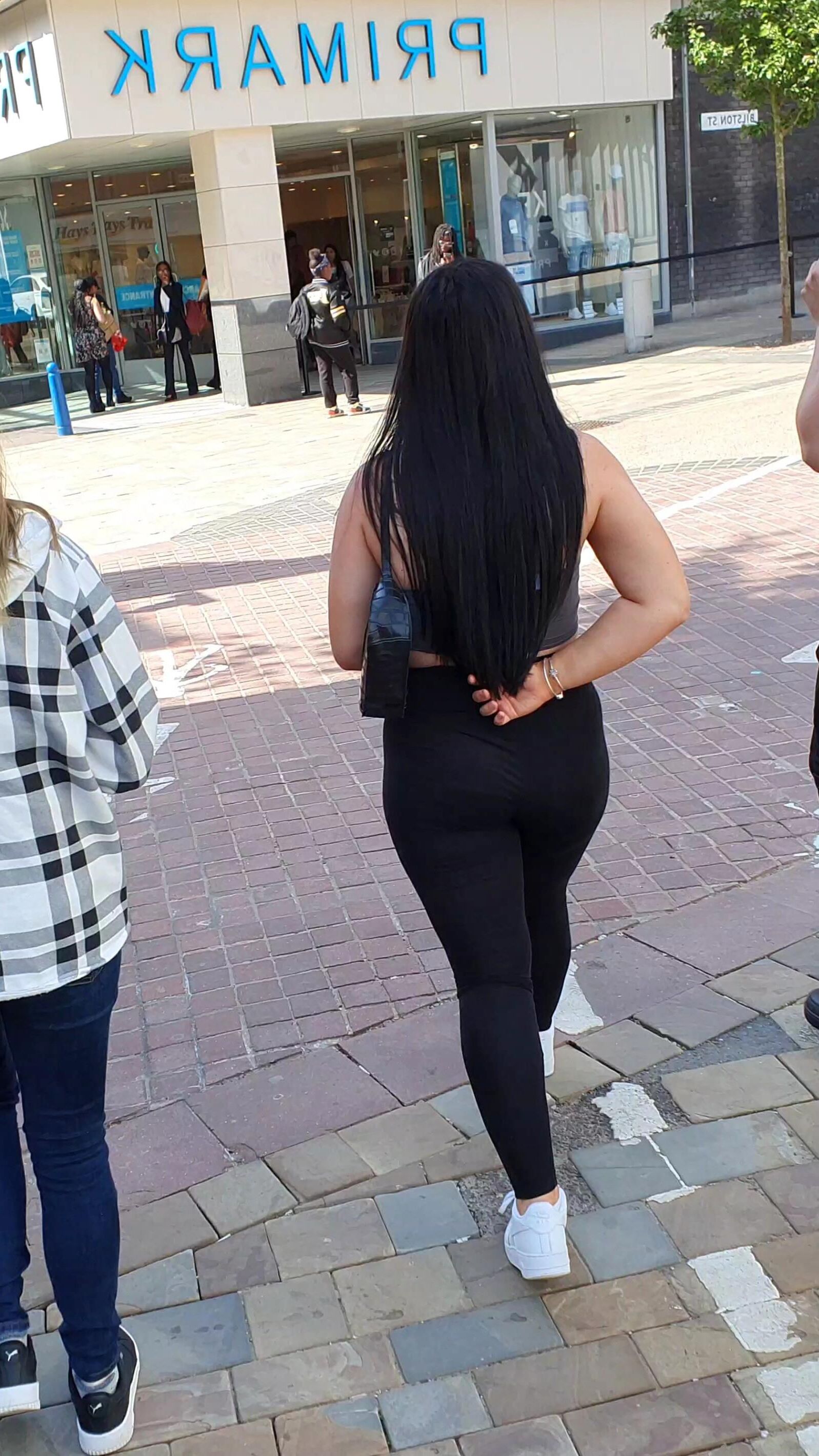 [Sincero] Chav muestra su gran trasero de burbuja
