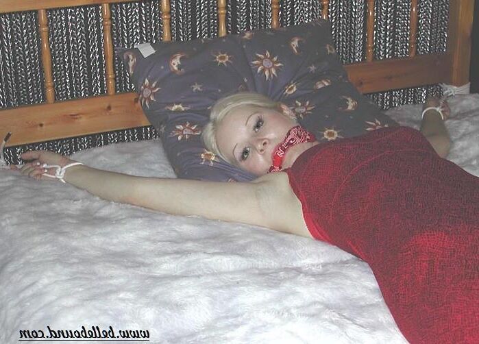 Kylie ligada à cama