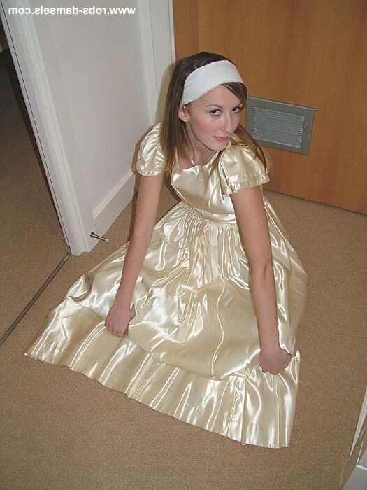 Sophia Smith encadernado em vestido