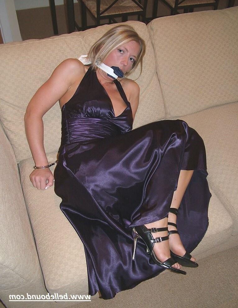 Charlie Dee amarrado em vestido de cetim roxo