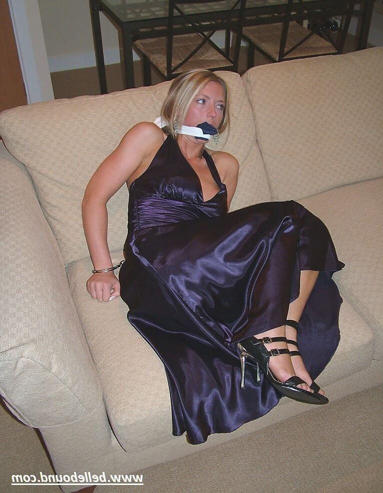 Charlie Dee amarrado em vestido de cetim roxo