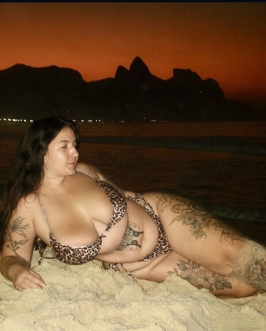 Raquel enorme culo tetas grandes tatuadas brasileña bbw chica disparos calientes