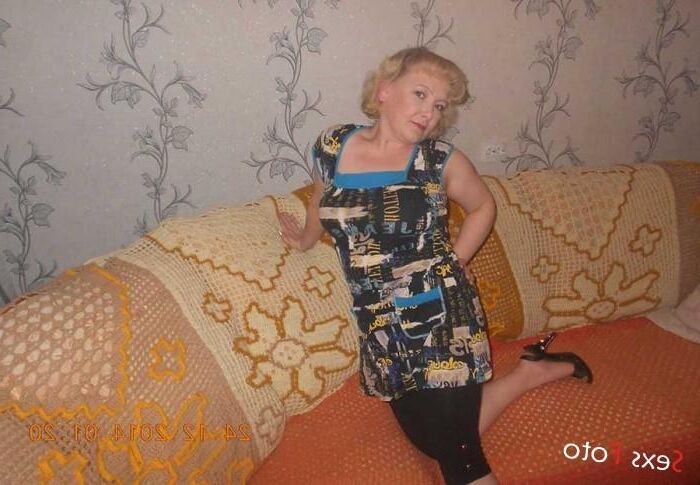 Mature Elena from Magnitogorsk open her legs wide