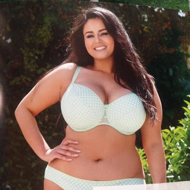 Modelo de tamanho grande de Sophia Adams UK