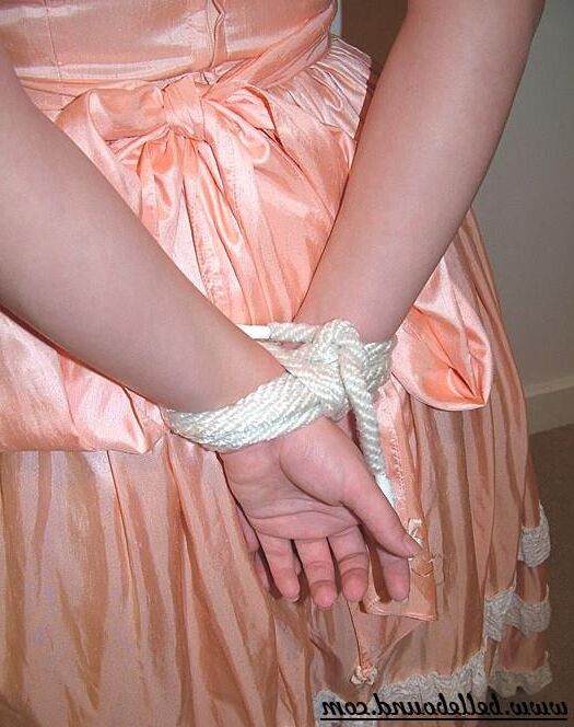 Chrissie amarrado em vestido rosa