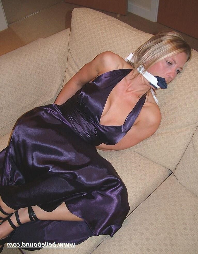 Charlie Dee amarrado em vestido de cetim roxo